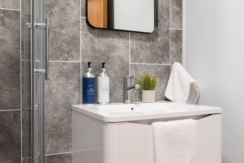 Modern Penthouse Apartment 2 Bed, 2 Bath Sleeps 6 City Centre Belfast Exteriör bild