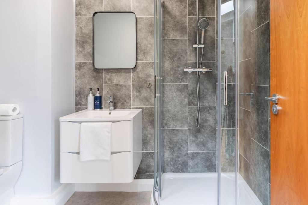 Modern Penthouse Apartment 2 Bed, 2 Bath Sleeps 6 City Centre Belfast Exteriör bild